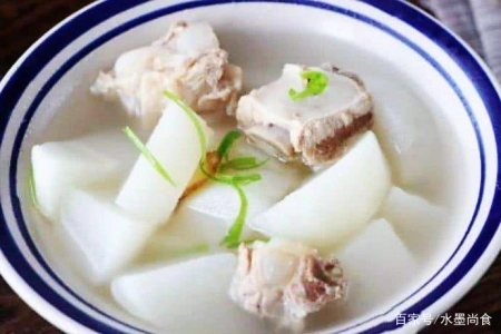 白萝卜炖汤好吃有诀窍，多加这1步1料，萝卜鲜甜透亮无异味，真香(白萝卜的炖汤的做法视频教程)